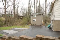 Mins to Asheville. Studio w/Fire pit. Pet Friendly, Washer and Dryer