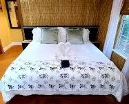 Beach Zen studio-3 miles to beach-private entrance & courtyard-pets allowed