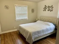 Centrally located retreat in Louisville! New hottub! Driveway and garage parking Ken Combs Running Store 주변 호텔