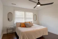 Luxurious 5-Bedroom Lakeside Retreat with Hot Tub, Fire Pit and Dolly Room