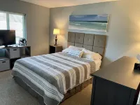 🌴 SPACIOUS CONDO W HEATED POOL & NEARBY BEACHES AND AIRPORTS🌴