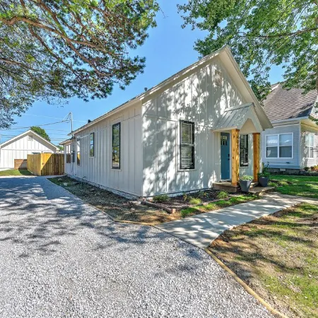 .2 mi to Downtown Rogers, Heated pool on Bike Trail, King Bed, Fire table
