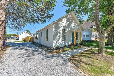 .2 mi to Downtown Rogers, Heated pool on Bike Trail, King Bed, Fire table Отели рядом с достопримечательностью «Уолмарт Суперсентер»