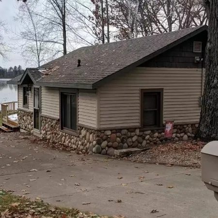 Relaxing Cottage Steps From the Lake