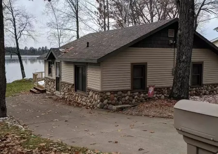 Relaxing Cottage Steps From the Lake