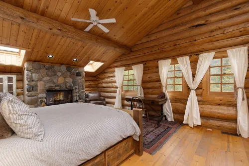 Private and spacious mountain retreat w/views, privacy, hot tub, & guest house!