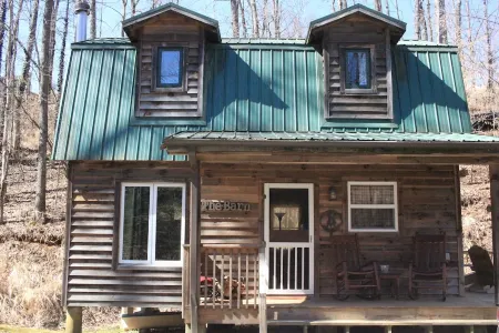 Secluded cabin perfect getaway for couples or ideal for small families!