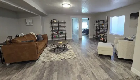 Cedar City, Basement Apartment. Five minutes from the I-15. Pet, family friendly