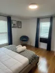 Charming Townhouse 12 minutes to Boston