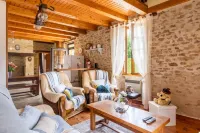 Maison de Charme à la Campagne, Avec Piscine Privée Hotels in Frayssinet-le-Gelat