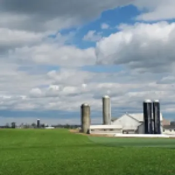 Luxury Waterfront Cottage with Wood Burning Fireplace + Hot Tub + Backyard Sauna