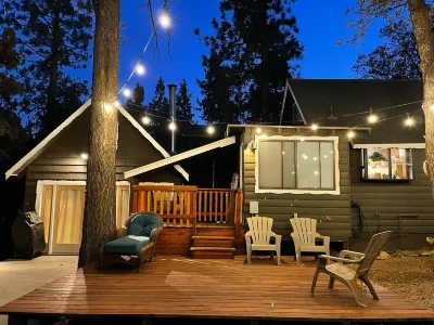 Kodiak Cabin - Hot Tub / Pet & Kid Friendly! Hotels near Baldwin Lake Ecological Reserve