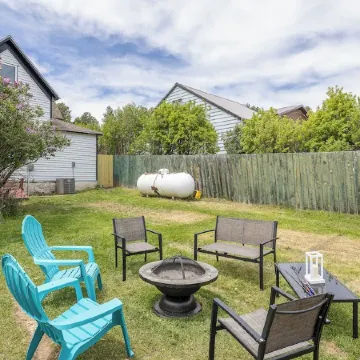 NEW Updated Farmhouse in Custer - 2 Blocks from Main Street! Отели в г. Кастер