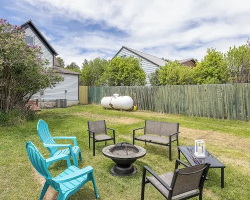 NEW Updated Farmhouse in Custer - 2 Blocks from Main Street! Hoteles en Custer