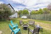 NEW Updated Farmhouse in Custer - 2 Blocks from Main Street!