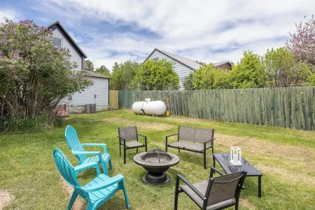 NEW Updated Farmhouse in Custer - 2 Blocks from Main Street! Отели в г. Кастер