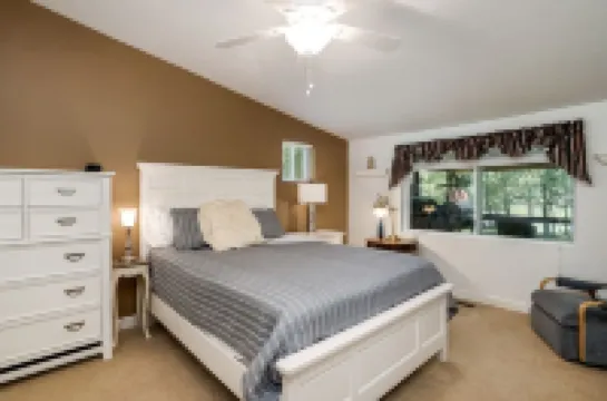 Very peaceful Home with Lake Barkley in your back yard! Private Dock Sleeps 8