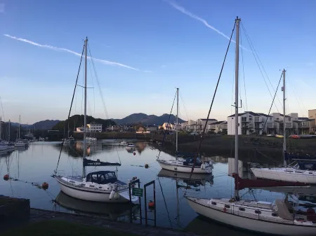 Harbour-Side Apartment In Porthmadog With Stunning Views