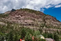 Walk to Downtown! 2-bedroom with mountain views