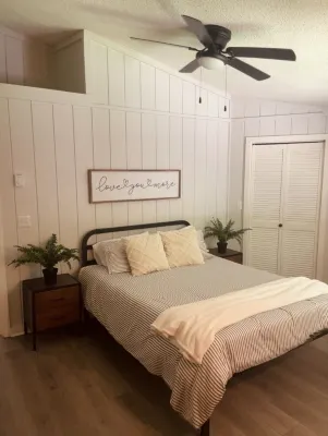 Relaxing round home with a river centrally located