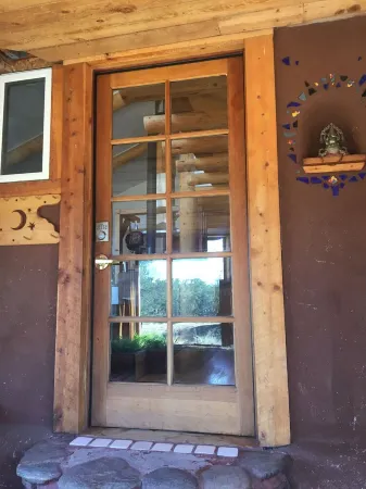 Rare Find!  Quiet, Strawbale Home with Epic Mountain Views and Hiking Отели в г. Сагуач Каунти