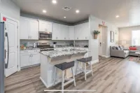 Spacious 3Br/8 Beds, Garage, Wifi, Close to Pool, Centrally Located, Family Fun