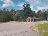Cozy 4 season waterfront cottage in the white mountains on the bearcamp river! Hotels in Ossipee