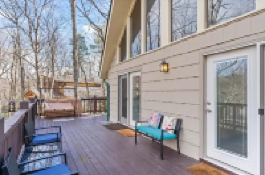 Spacious Mountain Cabin for 8