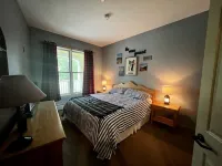 5 minute walk to lifts and Stratton Village! Cozy fireplace with a private patio - Pools