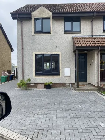 Number Fifty Six Fully renovated modern holiday home accommodate up to 5 guests Отели в г. Сейнт Монанс