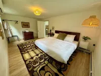 Architectural Gem - Catskill Chalet, Hot Tub, Wraparound Deck on 6 Acres