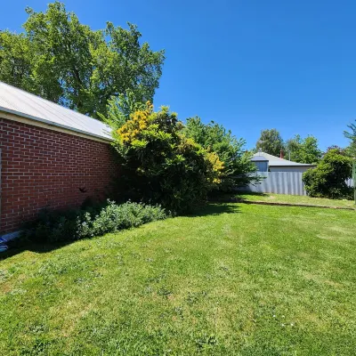 Cosy Mid-Century home, Central, Off Street Parking and Fur Baby Friendly