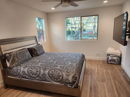 Madison's Place<br>Cozy & Comfortable Modern Home Отели в г. Парамаунт