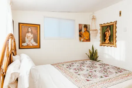 70s Vibes with Hot Tub & Pool! The Coyote House Отели рядом с достопримечательностью «Юкка Вэлли Элементари Скул»