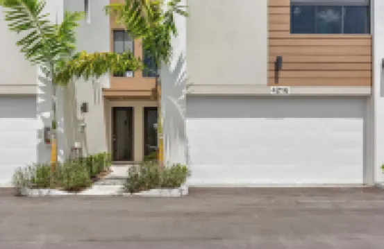 New Luxury Home with Hot Tub & Game Room in Ft. Lauderdale - 10 min to Beach