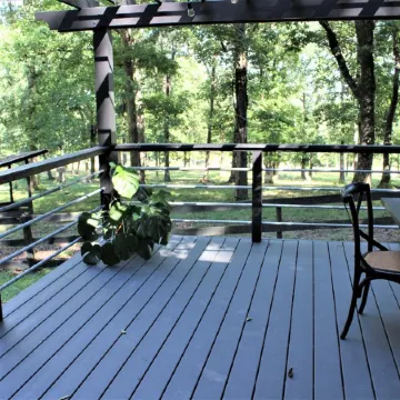 Escape to Your Cozy 2-Bedroom Cottage, Just a Hop Away from Rock City