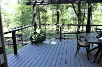 Escape to Your Cozy 2-Bedroom Cottage, Just a Hop Away from Rock City - 4-Star