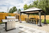 GameLounge~2KingBeds~PinkBedRoom~Gazebo~FirePit~SpookyNook~Walk2Mainst~Arcade Hotels in Hamilton