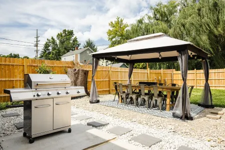 GameLounge~2KingBeds~PinkBedRoom~Gazebo~FirePit~SpookyNook~Walk2Mainst~Arcade Отели в г. Гамильтон