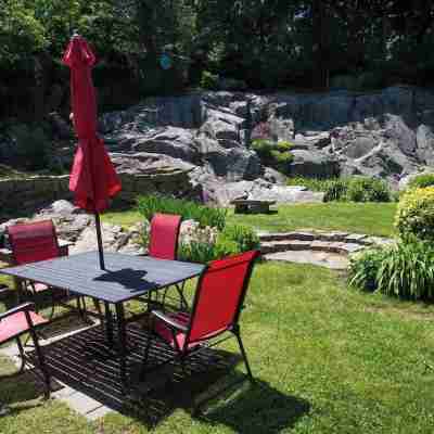 Stroll to SeaView/Beach; Great Yard Hotel Exterior