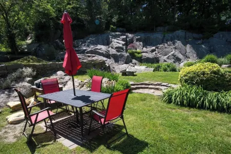 Stroll to SeaView/Beach; Great Yard