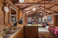 22 miles to Round Top, 3/2 w/ trailer parking, relaxing cozy cabin w/ lake, wifi