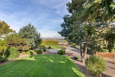 Lg House w beautiful River View 2 stories, 5bd3bth