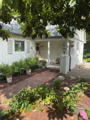 Beautifully remodeled 3BR Home in Raleigh's North Hills Dining &Shopping area