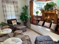 Winter Get Away. Resort-Like Home with 2 Fireplaces. Close to All!