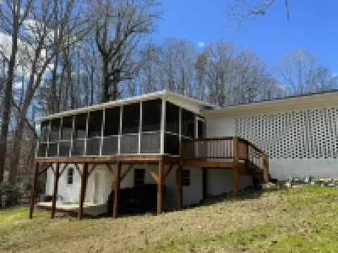 Lake front 2.5 miles from Clemson  with private cove