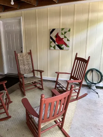 Walk to Uptown Shelby!  Earl Scruggs Center and Don Gibson Theatre! Lovely!