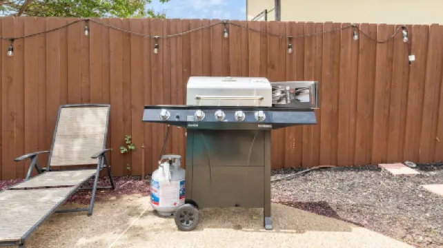 Modern Family Haven, Pool, Game Room,Sky Lit Atrium,5 bedrooms,King beds,3 baths