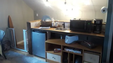 Whole house w/ Open plan; reno'd farmhouse style home w/ cozy interiors. Dogs OK