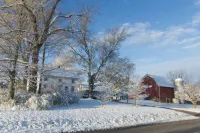 Rustic Country farmhouse on 2 acres close to several lakes. - 3성급